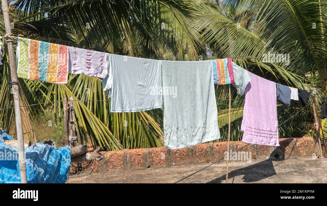 Linge lavé pour sécher sur le toit sous le soleil en plein air Banque D'Images