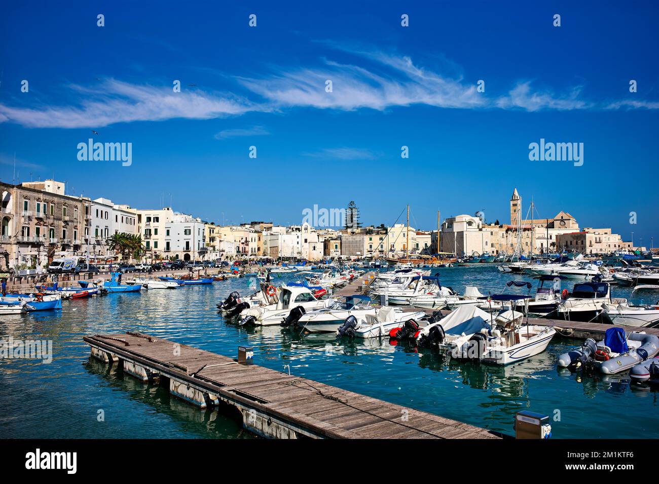 Pouilles Italie. Trani. Le port maritime Banque D'Images