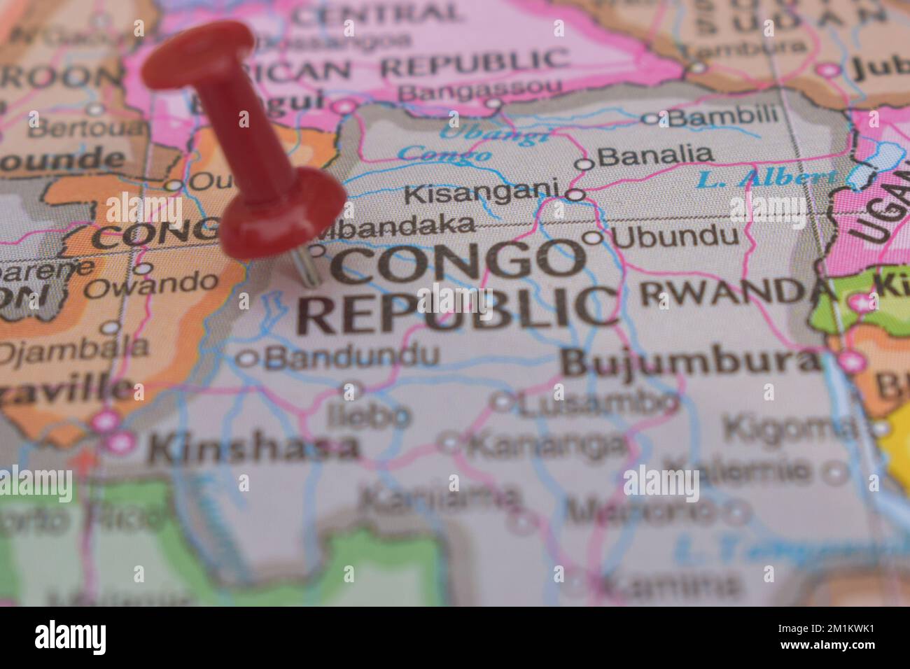 Rouge punaise pointant sur l'emplacement de la République du Congo carte du monde gros plan Voir stock Photograph Banque D'Images