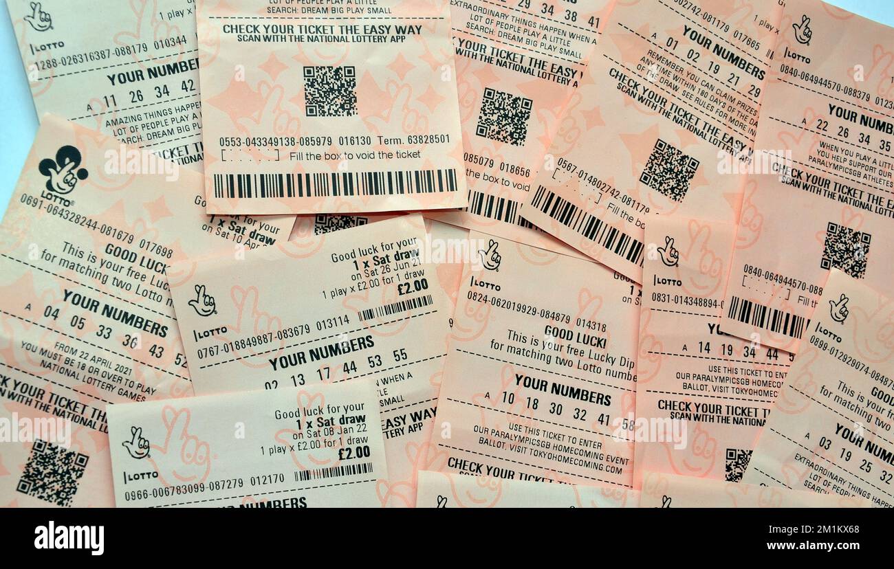 Une collection de billets de loterie ou de lotto nationaux britanniques; mais aucun gagnant ici. Banque D'Images