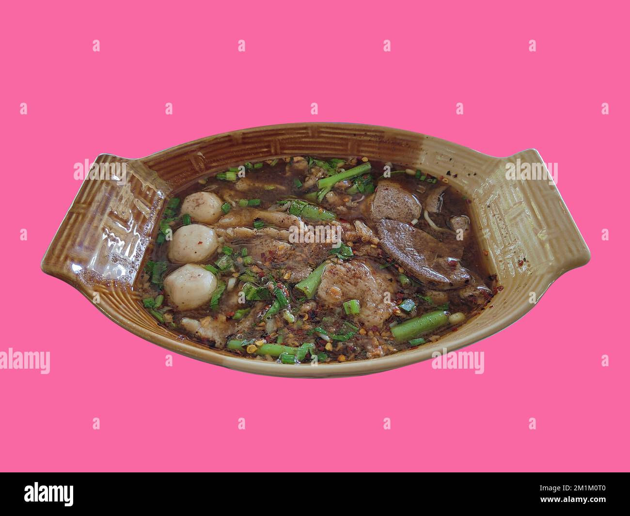 Nouilles thaïlandaises avec du porc cuit, du ballon de viande et de la soupe de sang dans un bol en forme de bateau Banque D'Images