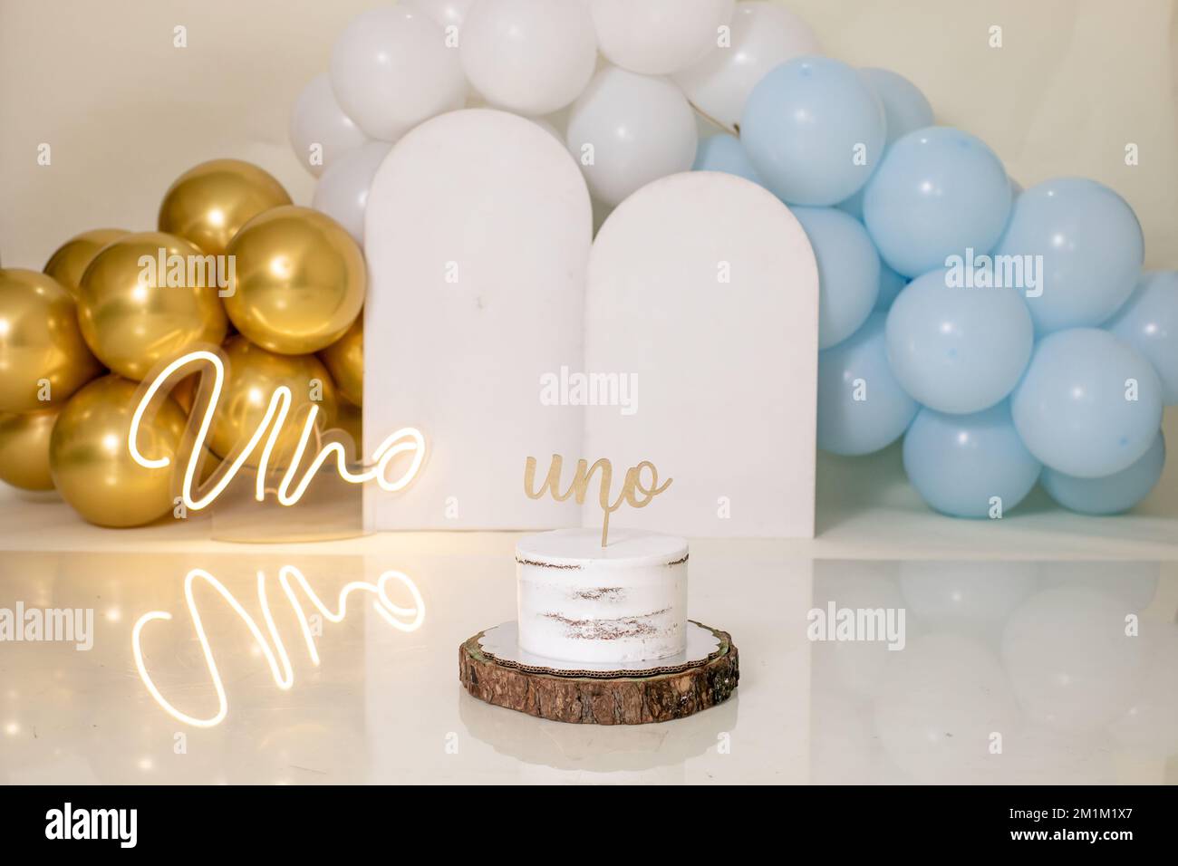 Un gros plan d'une bougie avec une inscription sur le fond de ballons colorés. Banque D'Images