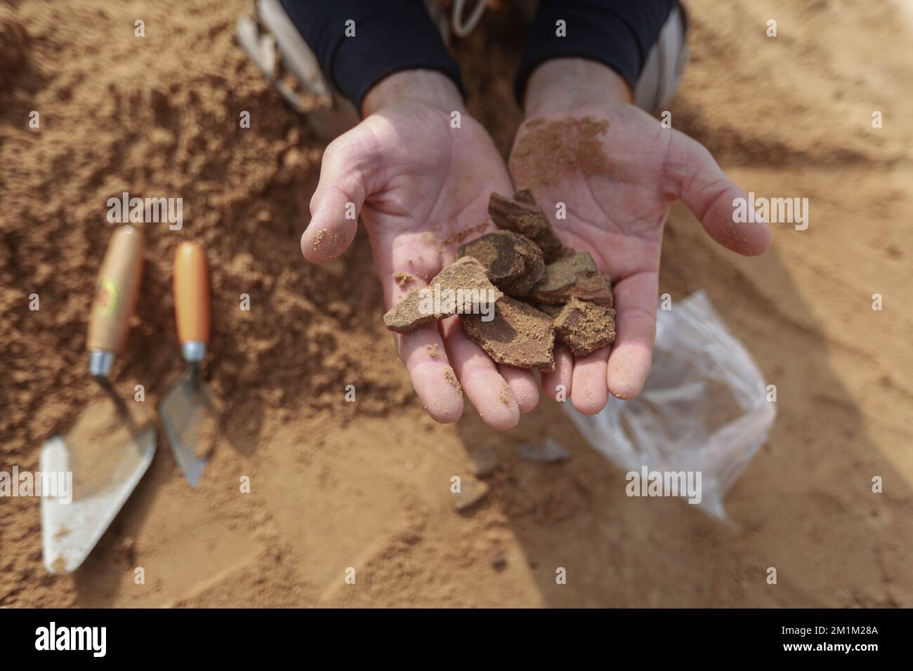 Gaza, Territoires palestiniens. 13th décembre 2022. Un travailleur palestinien excave un cimetière de l'époque romaine récemment découvert dans le nord de la bande de Gaza. Le mouvement islamiste palestinien du Hamas dans la bande de Gaza a annoncé la découverte de plus de 60 tombes sur l'ancien site d'inhumation. Les équipages excavent le site depuis sa découverte en janvier dernier lors des préparatifs d'un projet de logement financé par l'Égypte. Credit: Mohammed Talatene/dpa/Alay Live News Banque D'Images