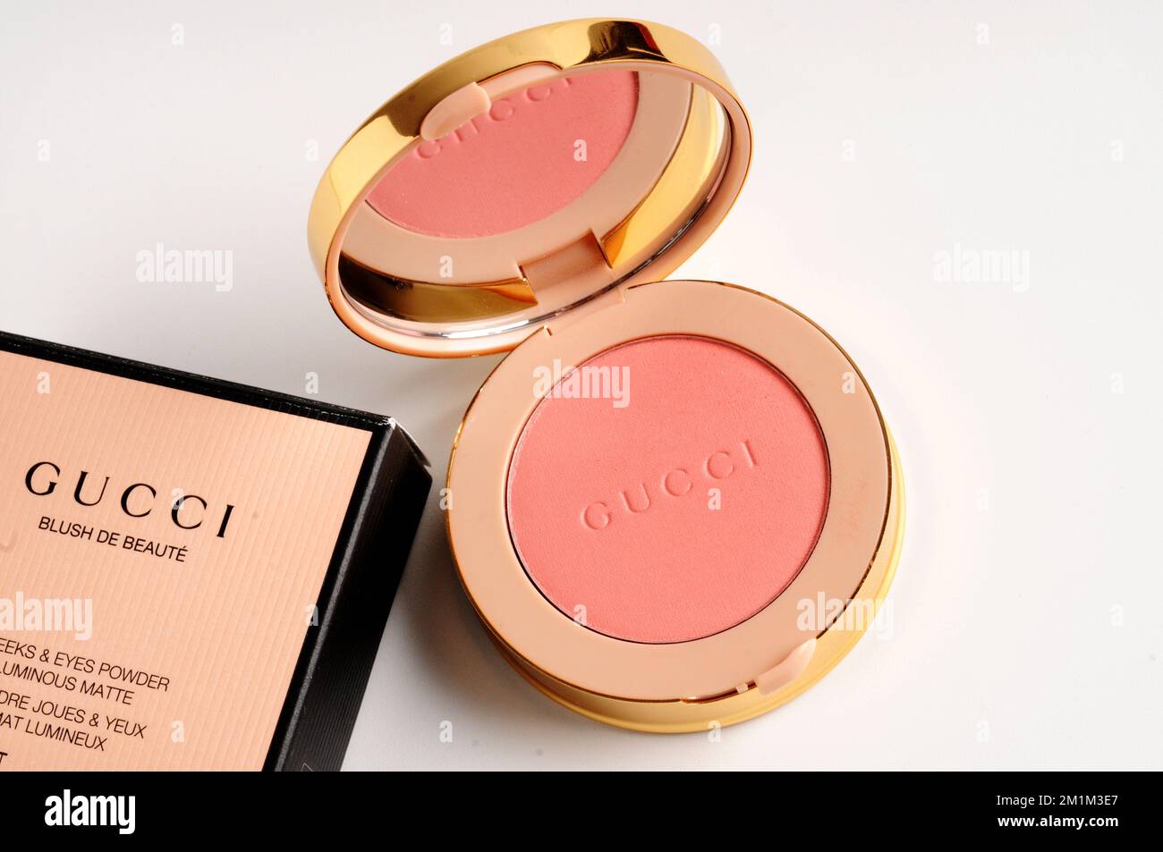 Maquillage Gucci, rose blush, étui compact avec maquillage blush. Photographie de produit Banque D'Images