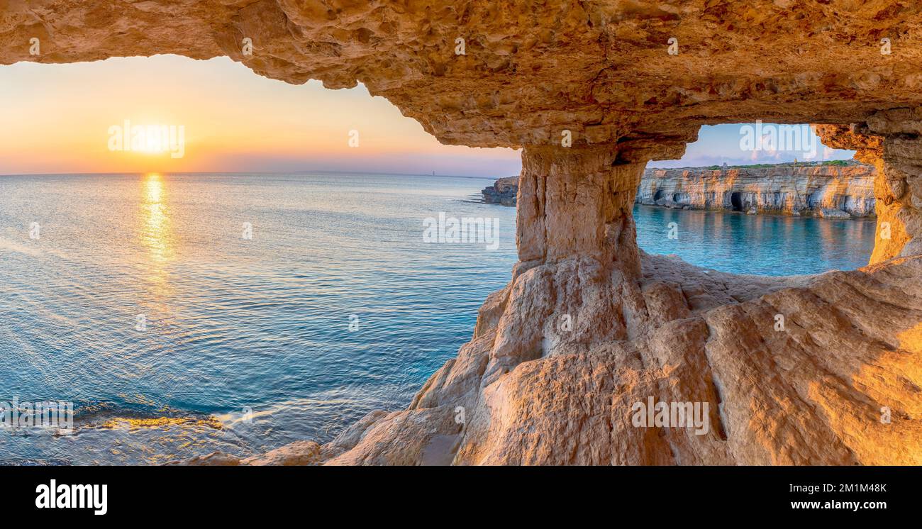 Paysage avec grotte de mer au coucher du soleil, Ayia Napa, Chypre Banque D'Images