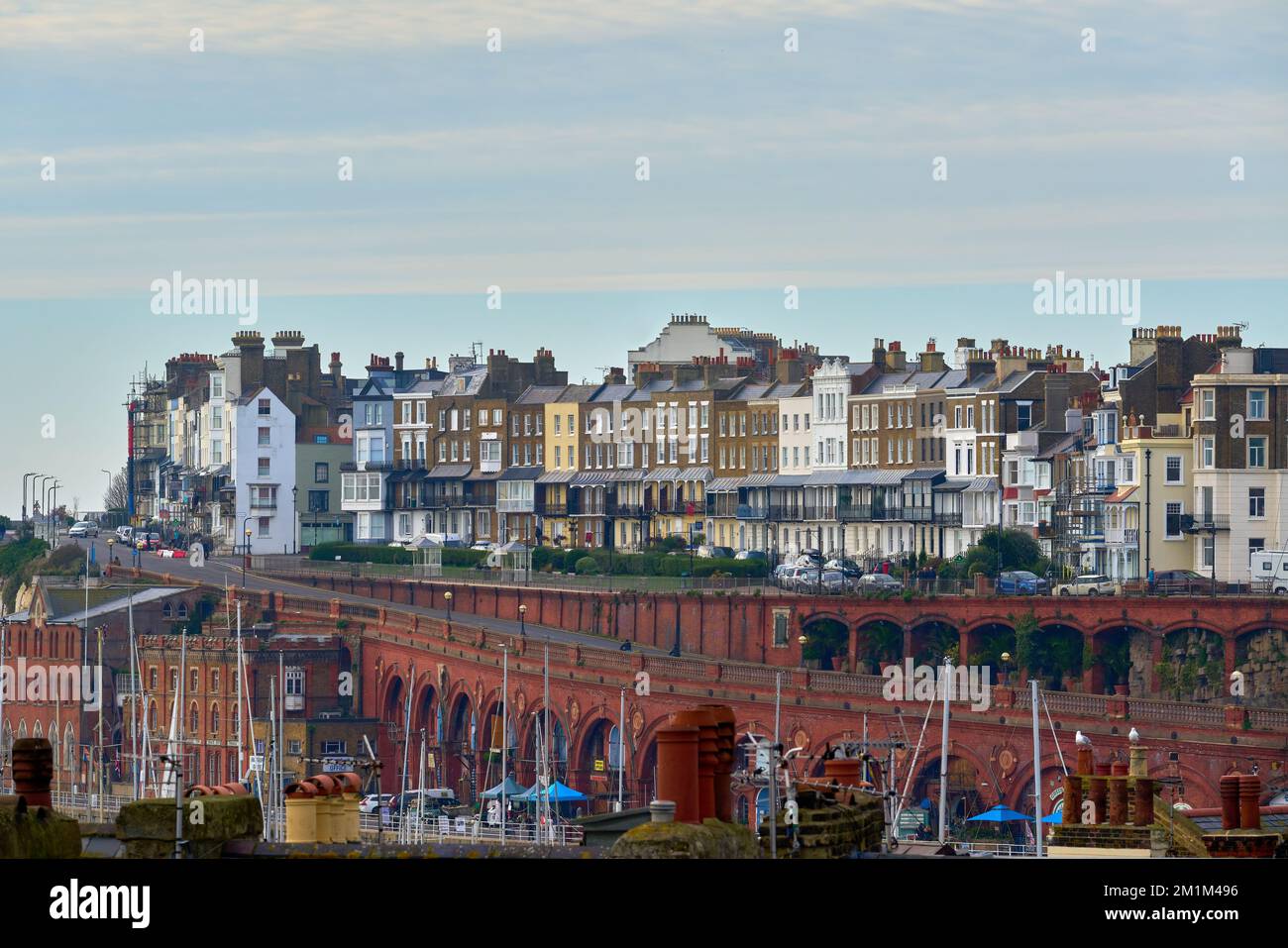 Les rues Royal Parade et Nelson Crescent sont dotées de bâtiments traditionnels à Ramsgate, au Royaume-Uni Banque D'Images