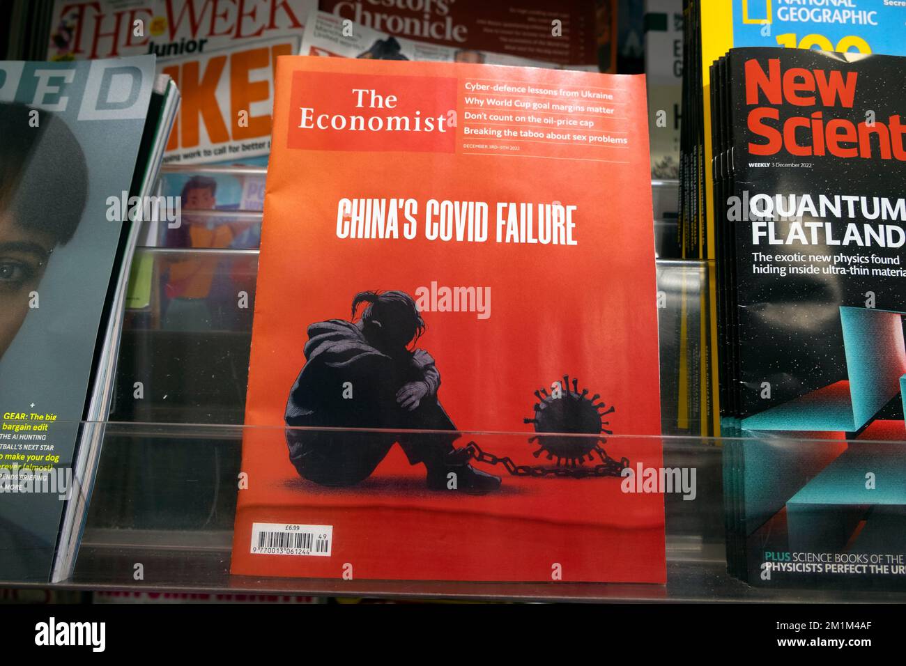 Couverture de The Economist 'China's Covid Failure' Covid 19 pandémie sur étagère de magazine avec des magazines en magasin Londres Royaume-Uni Grande-Bretagne 2022 Banque D'Images Couverture de The Economist 'China's Covid Failure' Covid 19 pandémie sur étagère de magazine avec des magazines en magasin Londres Royaume-Uni Grande-Bretagne 2022 Banque D'Images
