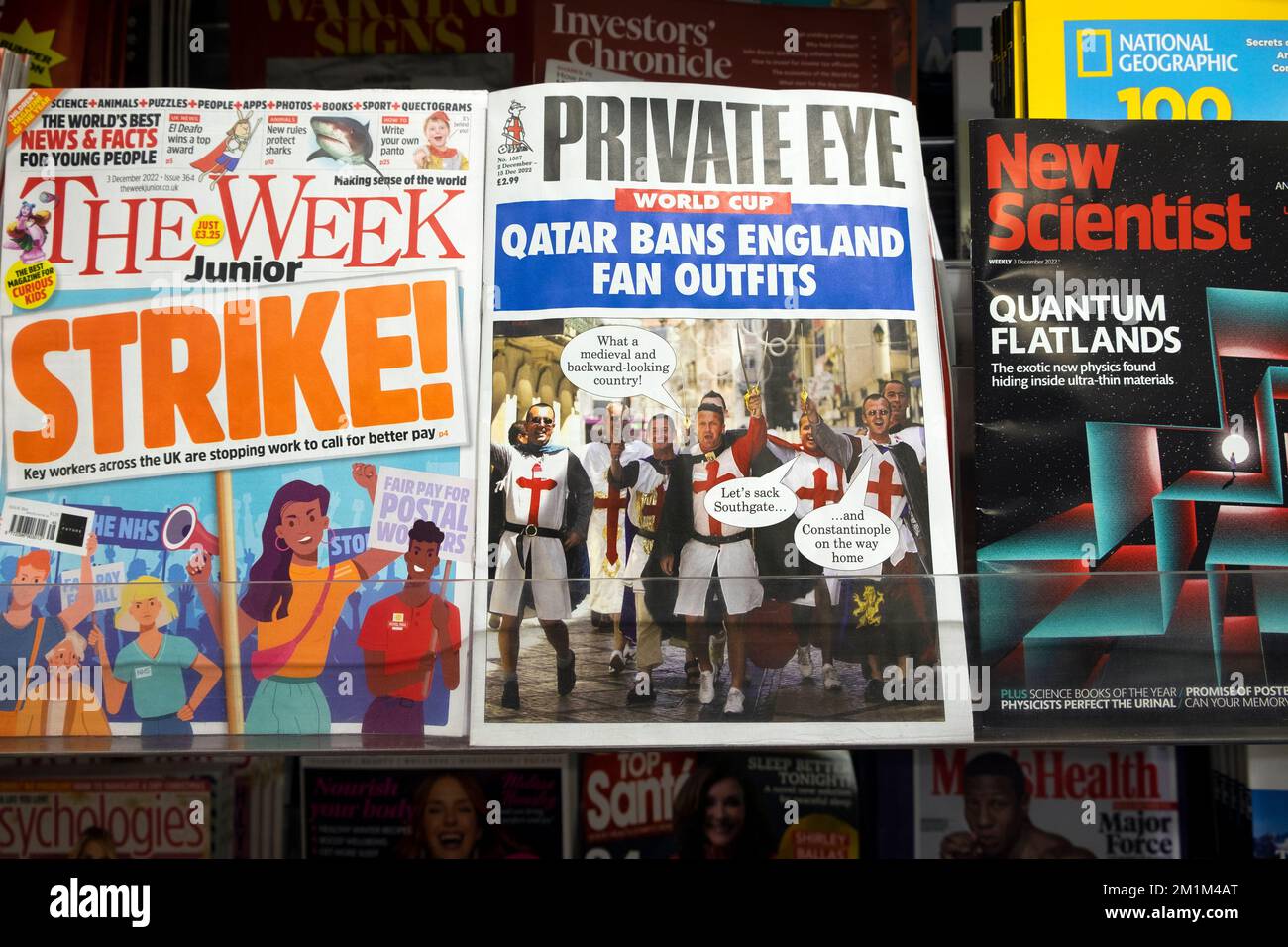 Les couvertures avant week Junior « Strike » et la tablette du magazine Private Eye « Qatar bans England Fan Thabs » Banque D'Images