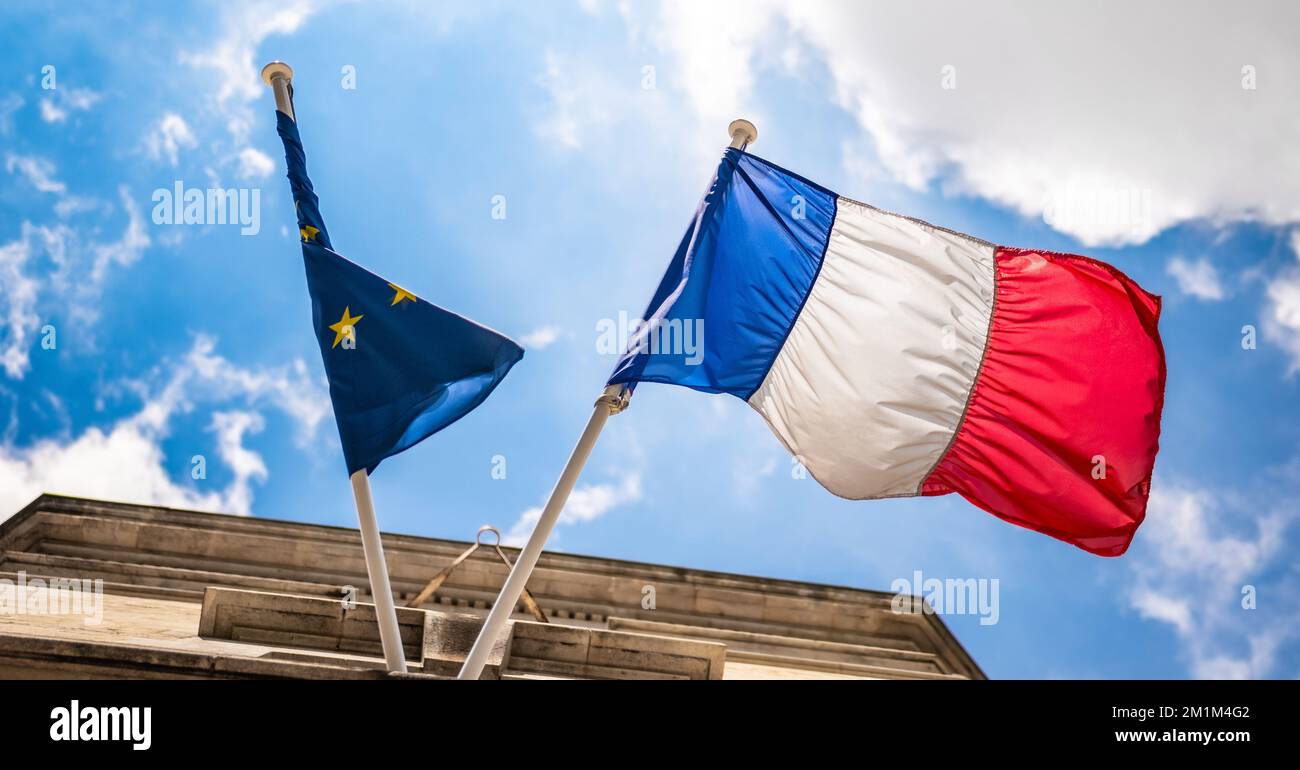 Drapeau de la France et drapeau de l'Union européenne tordu Banque D'Images