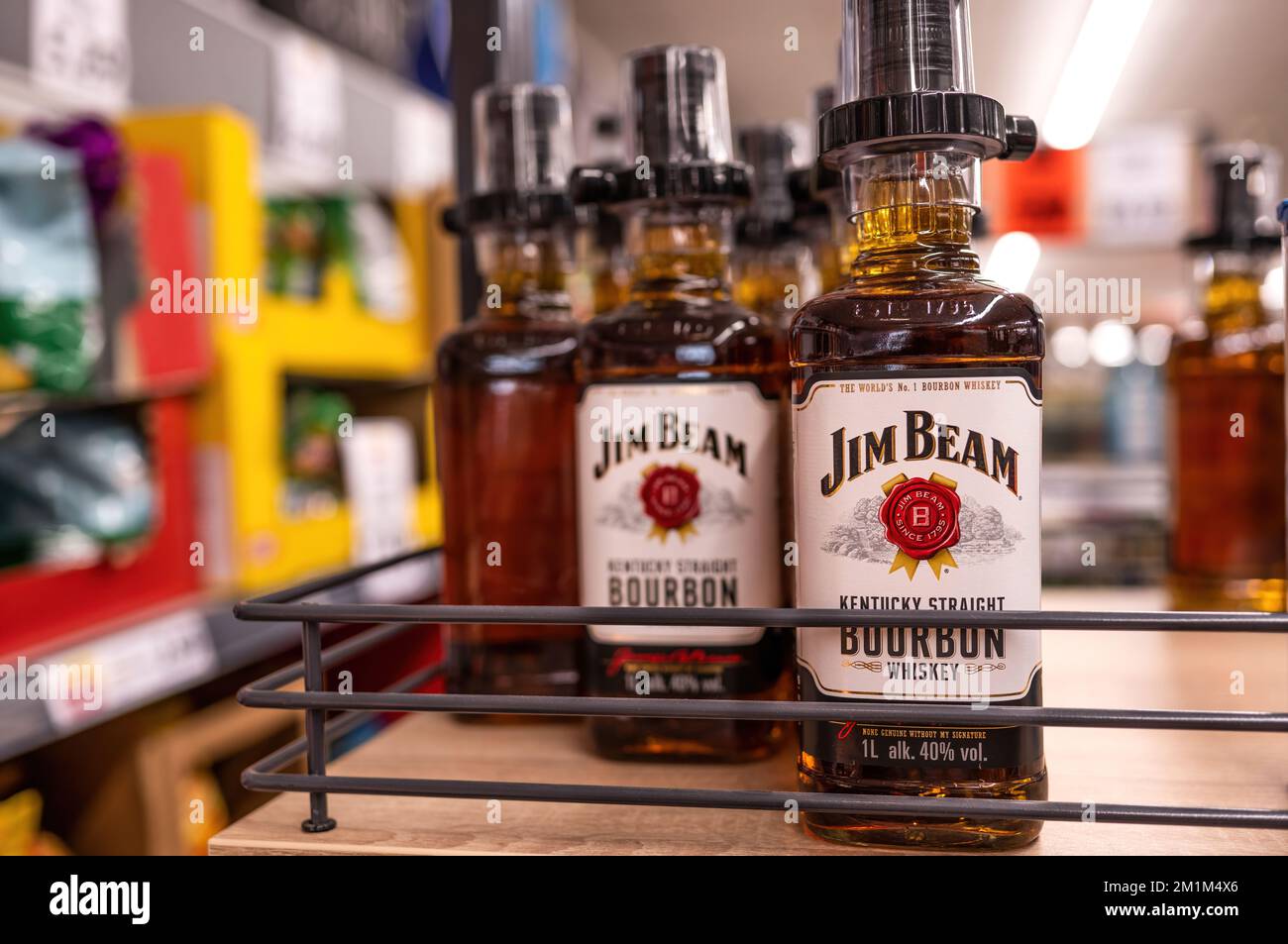 Flacons de whisky au supermarché Banque D'Images