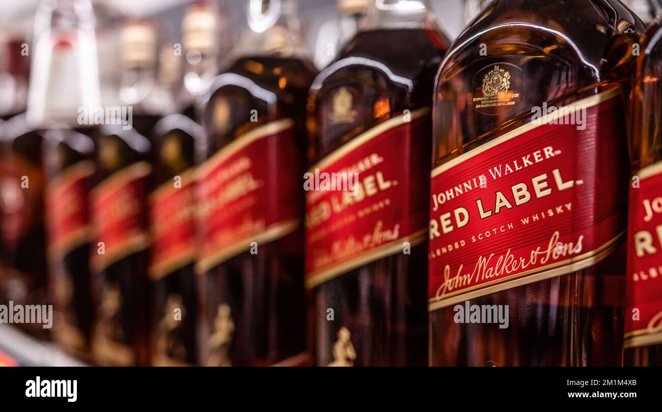 Flacons de whisky au supermarché Banque D'Images