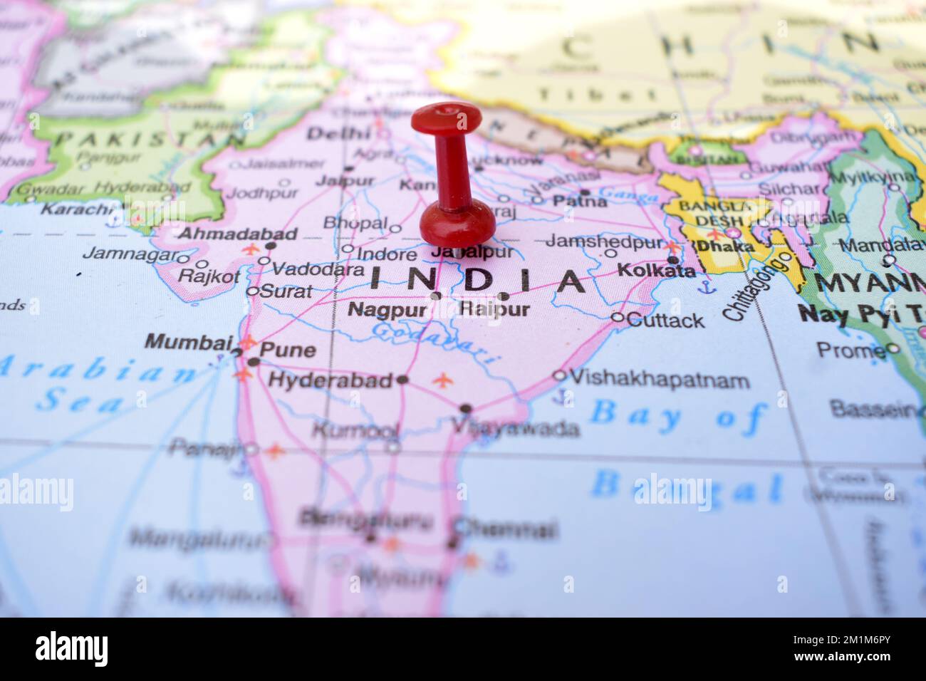 Punaise rouge pointant sur l'emplacement de l'Inde carte du monde