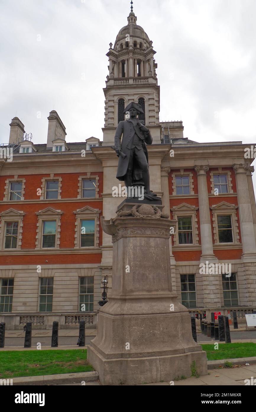 Statue du capitaine James Cook R.N. , Par le sculpteur Thomas Brock , The Mall iLondon, Angleterre, Royaume-Uni Banque D'Images
