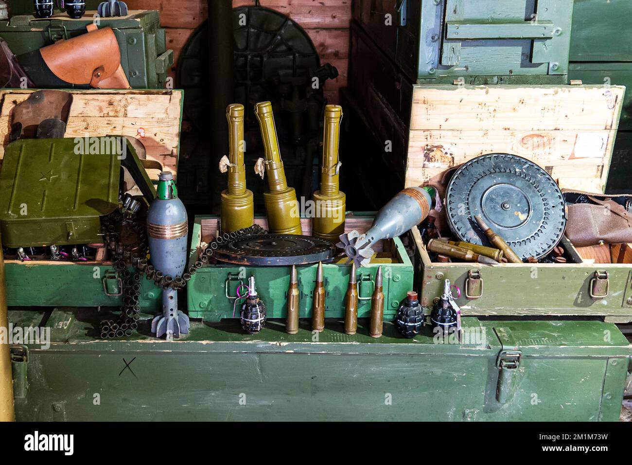 divers types de munitions et de matériel militaire dans le sous-sol. Banque D'Images