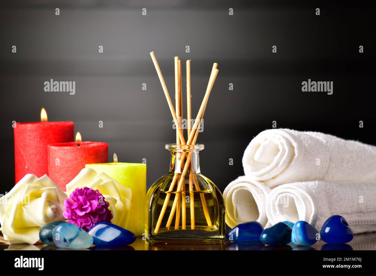 Bouteille de diffuseur d'huile essentielle avec bougies et serviette Banque D'Images