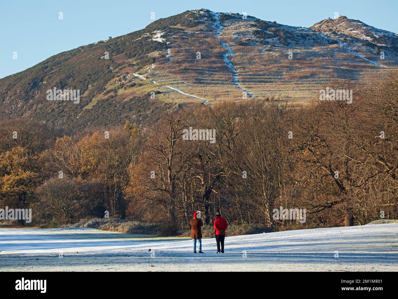 Édimbourg, Écosse, Royaume-Uni. 13th décembre 2022. Les résidents se sont réveillés jusqu'à geler moins 7 degrés centigrades dans la capitale écossaise, le gel intense hier et aujourd'hui faisant pour des conditions très verglacées. Deux mâles plus âgés font une promenade dans le parcours de golf de Duddingston, autrement déserté, avec Arthur's Seat en arrière-plan. Credit: ArchWhite/alamy Live news Banque D'Images
