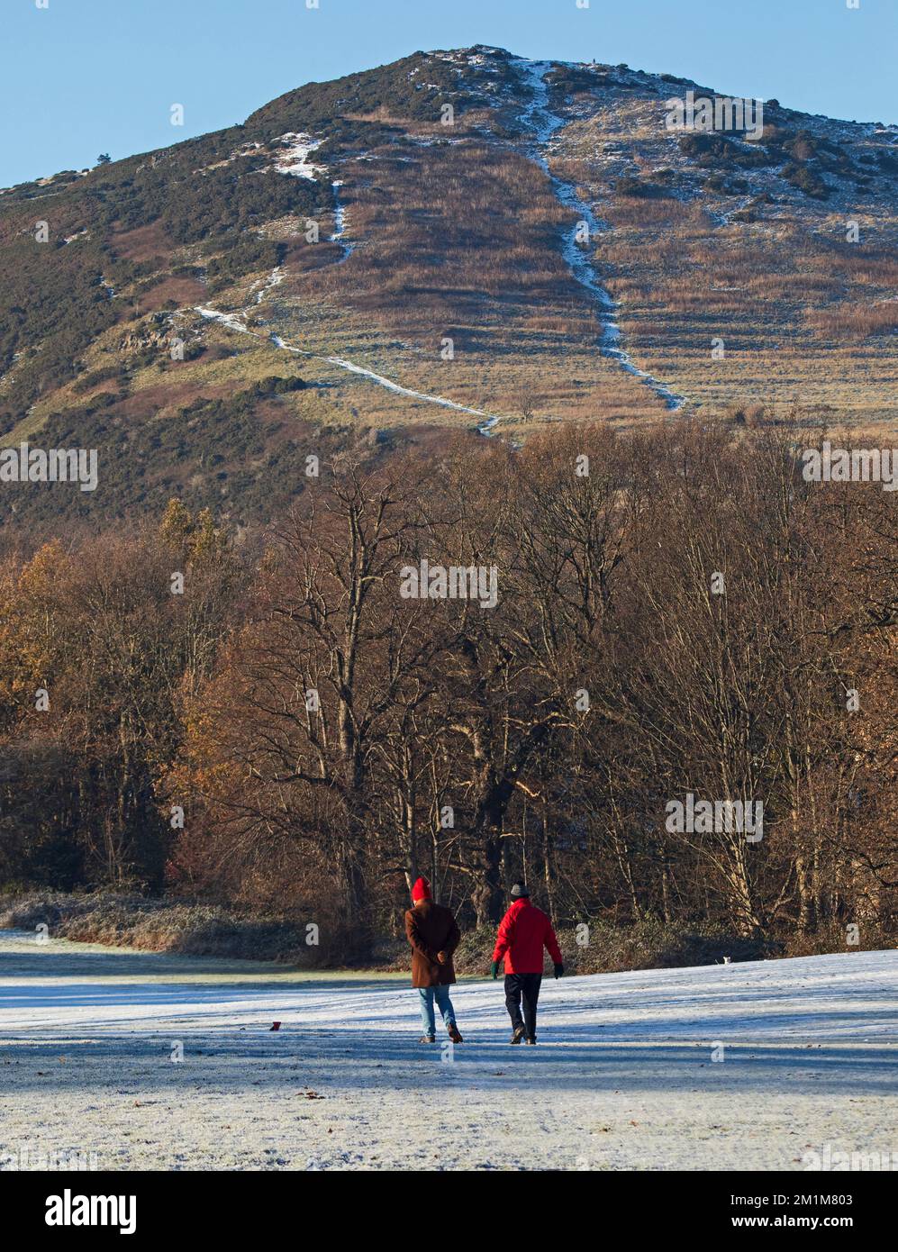 Édimbourg, Écosse, Royaume-Uni. 13th décembre 2022. Les résidents se sont réveillés jusqu'à geler moins 7 degrés centigrades dans la capitale écossaise, le gel intense hier et aujourd'hui faisant pour des conditions très verglacées. Deux mâles plus âgés font une promenade dans le parcours de golf de Duddingston, autrement déserté, avec Arthur's Seat en arrière-plan. Credit: ArchWhite/alamy Live news Banque D'Images