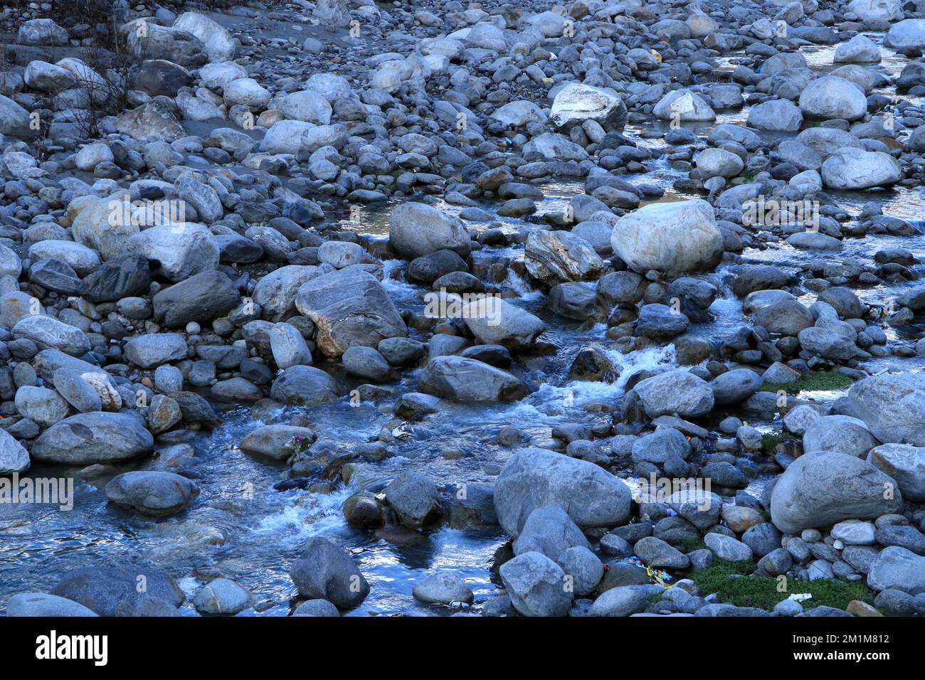 Les superbes motifs de pierres de la rivière Beas. Les nuances de la pierre ont changé en fonction de la lumière du soleil. Banque D'Images