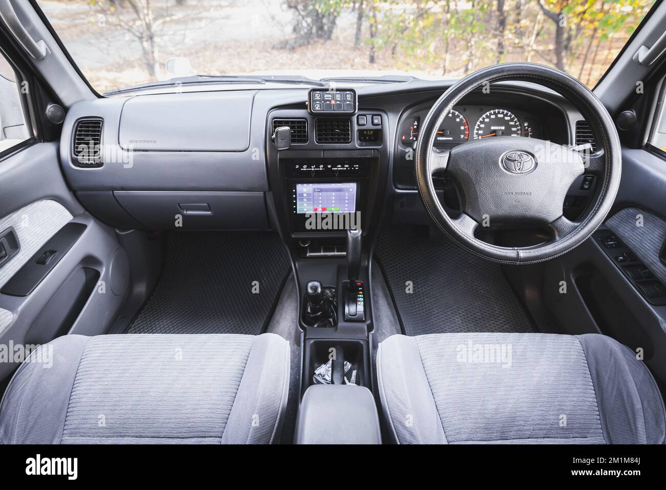 Intérieur d'un vieux SUV japonais avec une conduite à droite Banque D'Images