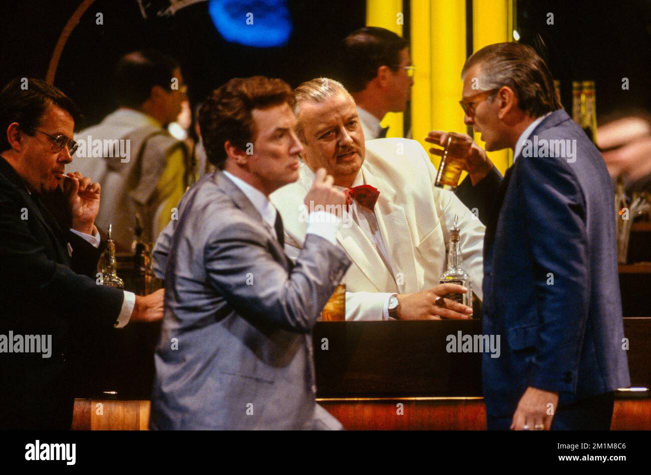 Centre, l-r: Arthur Davies (le duc), John Rawnsley (Rigoletto), Terry Jenkins (Borsa) à RIGOLETTO à l'Opéra national anglais (ENO), London Coliseum, Londres WC2 27/08/1992 musique: Giuseppe Verdi texte: Francesco Maria Piave après Victor Hugo Traduction: James Fenton chef d'orchestre: Michael Lloyd design: Patrick Robertson & Rosemary Vercoe chorégraphie d'éclairage: Robert Bryan Tommy Shaw Directeur original: Jonathan Miller Banque D'Images