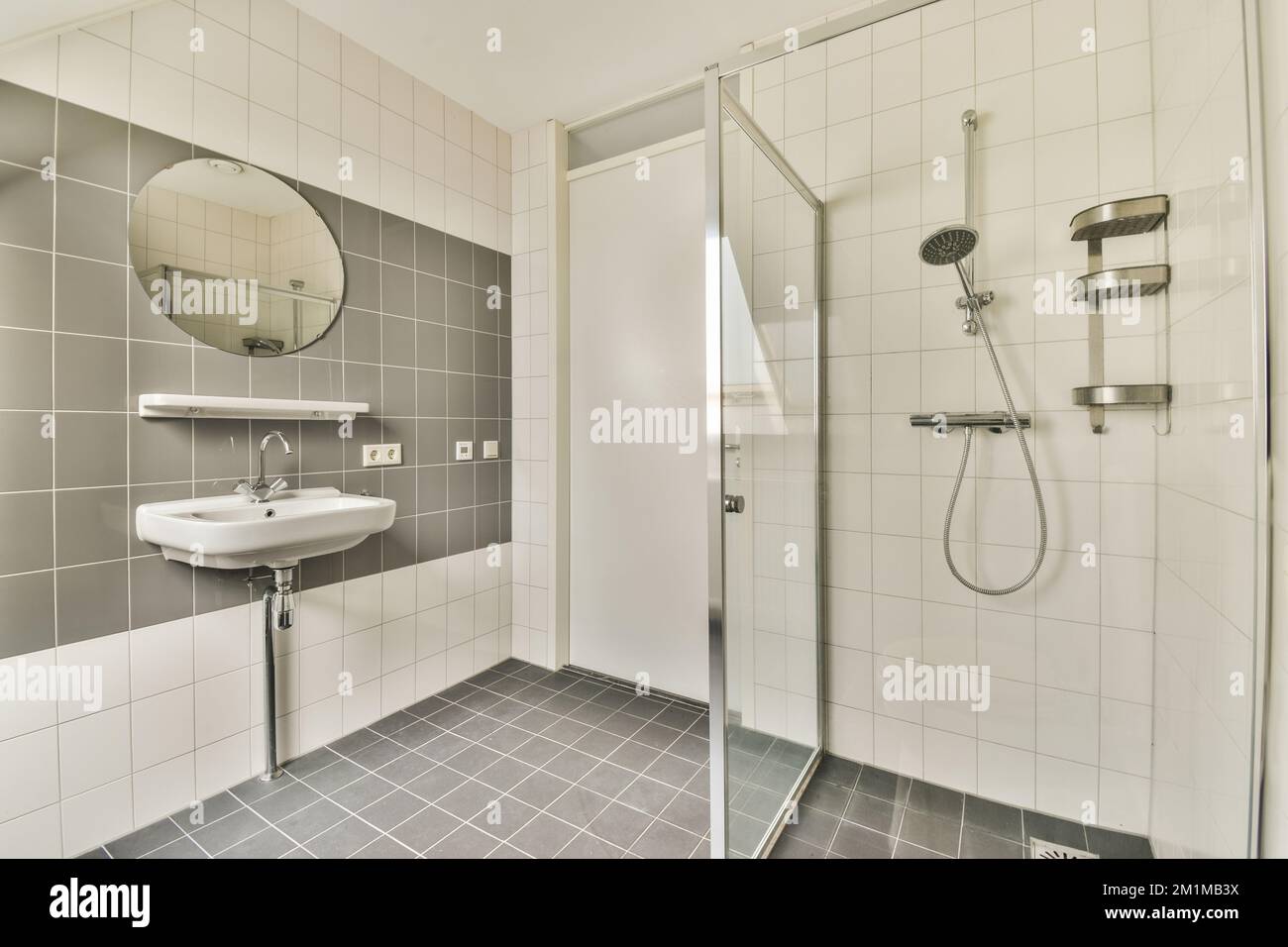 Cloison en verre entre le robinet de douche et les toilettes dans les toilettes modernes de la maison Banque D'Images