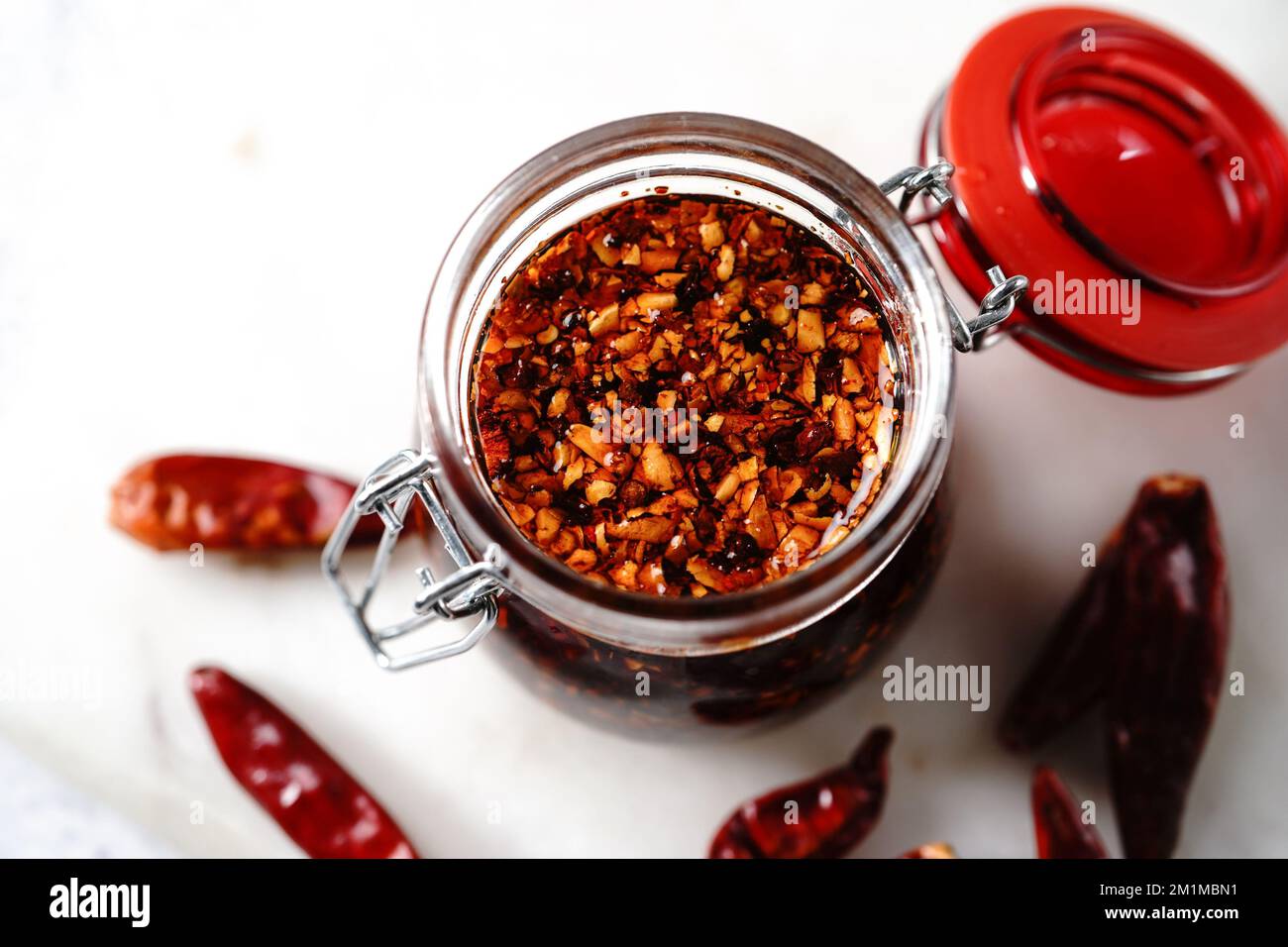 Huile de Chili asiatique maison dans un pot en verre, mise au point sélective Banque D'Images