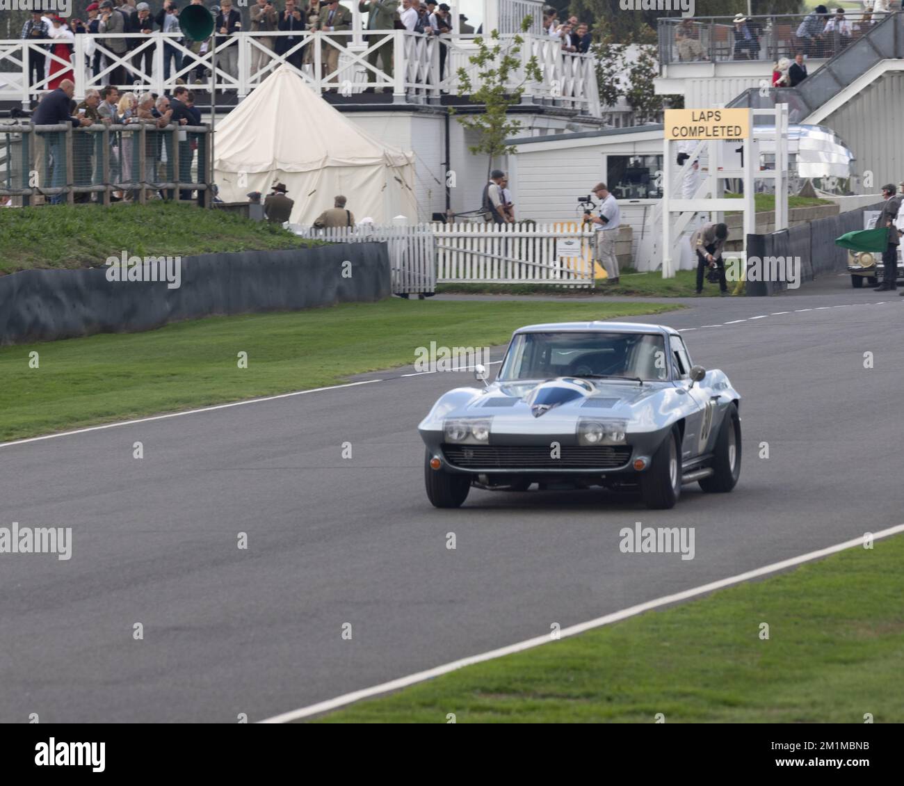 Une Corvette Stingray 1963 de Chevrolet passe devant les stands du Goodwood Revival 2022 Banque D'Images