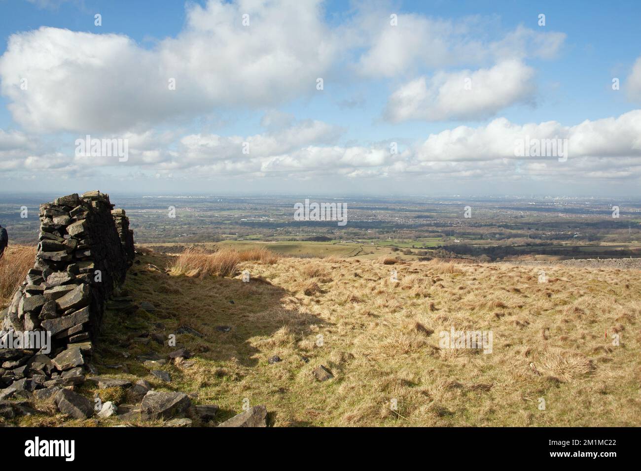 Mur de pierre sèche qui encadrent une vue sur la plaine de Cheshire depuis près de Sponds au-dessus du parc de Lyme, le jour d'hiver sans neige Cheshire Angleterre Banque D'Images