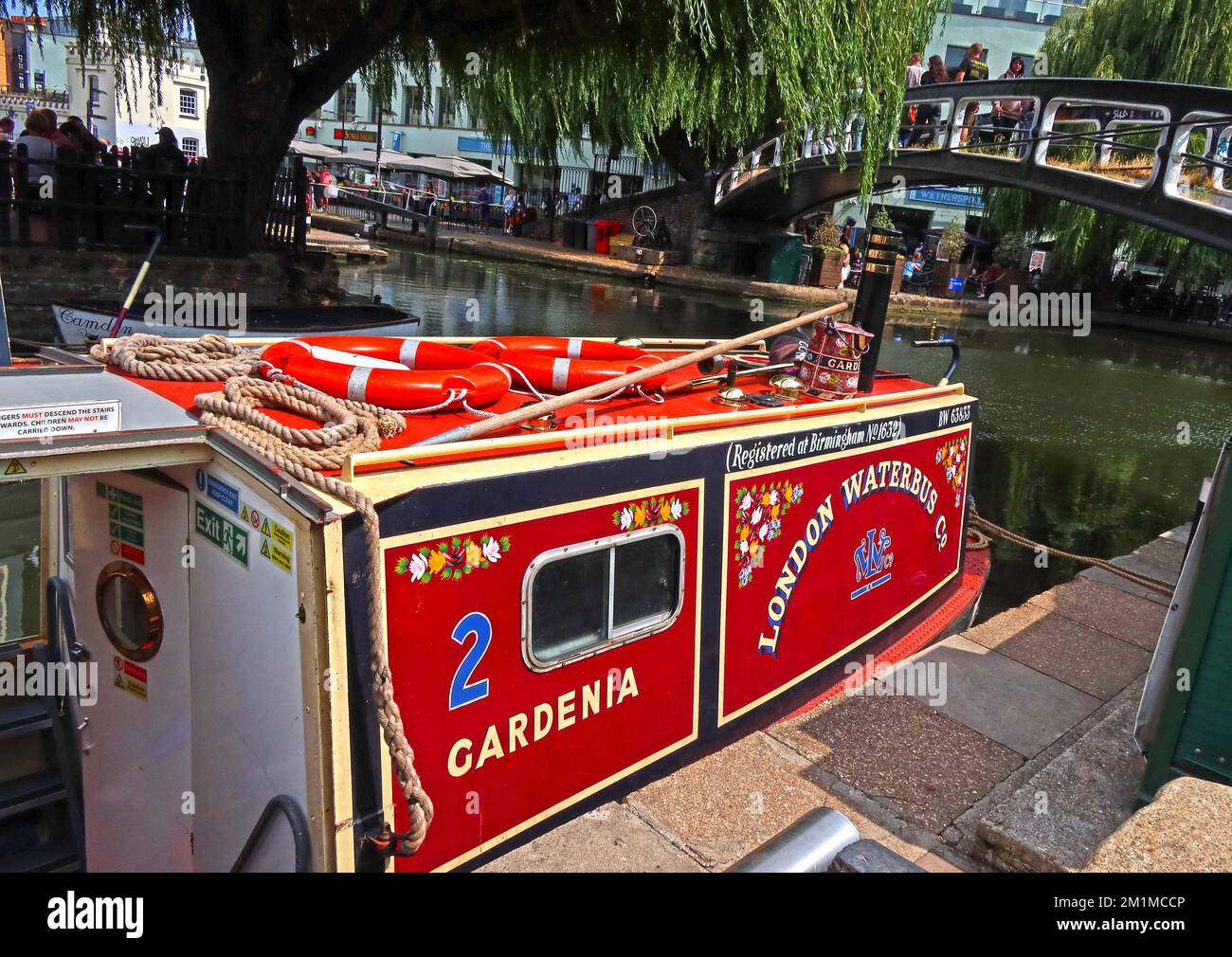 2 Gardenia aux écluses de Camden, canal, bateaux et marché, Lock place, Camden, Londres, Angleterre, Royaume-Uni, NW1 8AF Banque D'Images