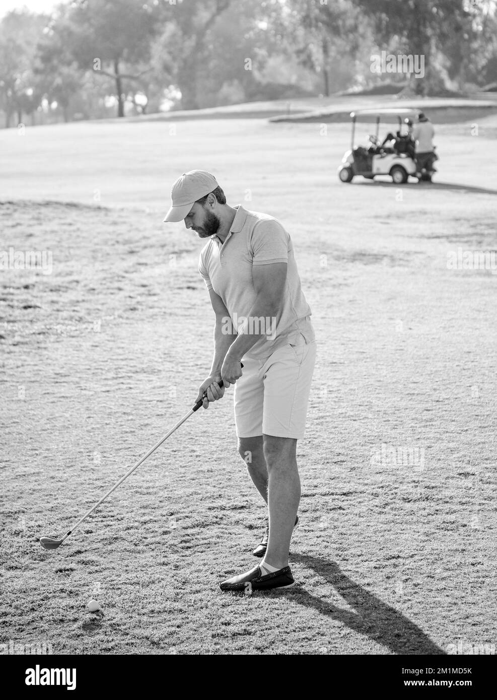 homme mature jouant au jeu de golf sur l'herbe verte, swing de golf Banque D'Images