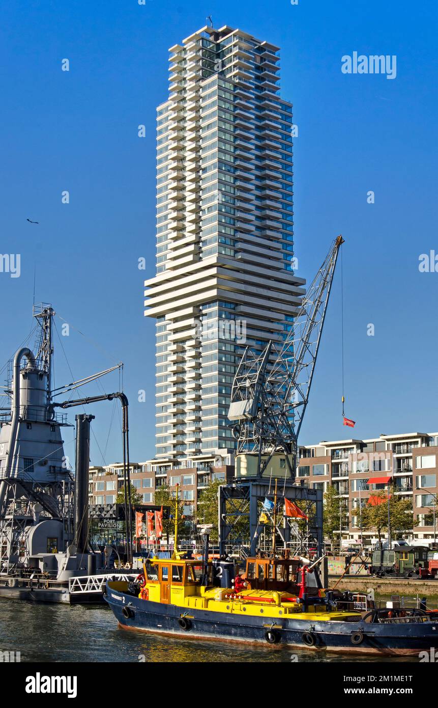 Rotterdam, pays-Bas, 30 septembre 2022: Nouvelle tour résidentielle de refroidissement qui s'élève au-dessus du port du musée à Leuvehaven Banque D'Images