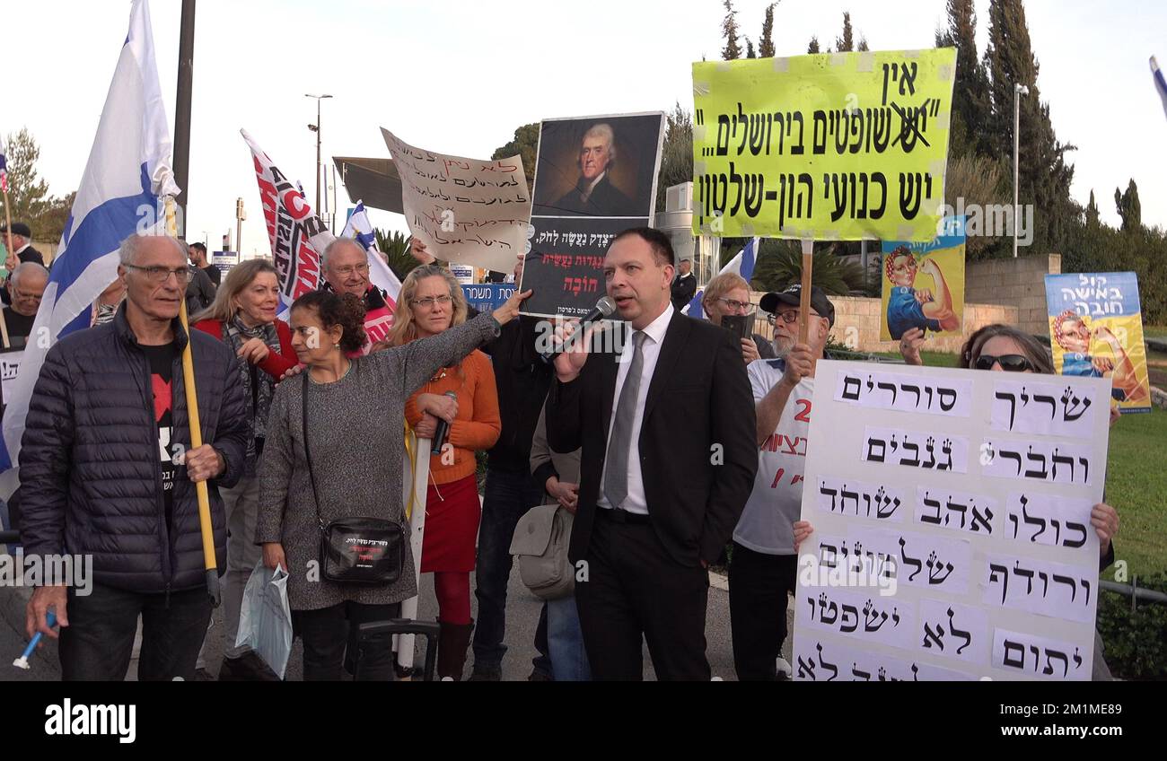 JÉRUSALEM, ISRAËL - DÉCEMBRE 12 : un membre de la Knesset du parti Yesh Atid, Vladimir Beliak, prend la parole lors d'une manifestation organisée par des militants de gauche contre la nouvelle coalition gouvernementale négociée par Benjamin Netanyahu devant le Parlement israélien. Crédit : Eddie Gerald/Alay Live News Banque D'Images