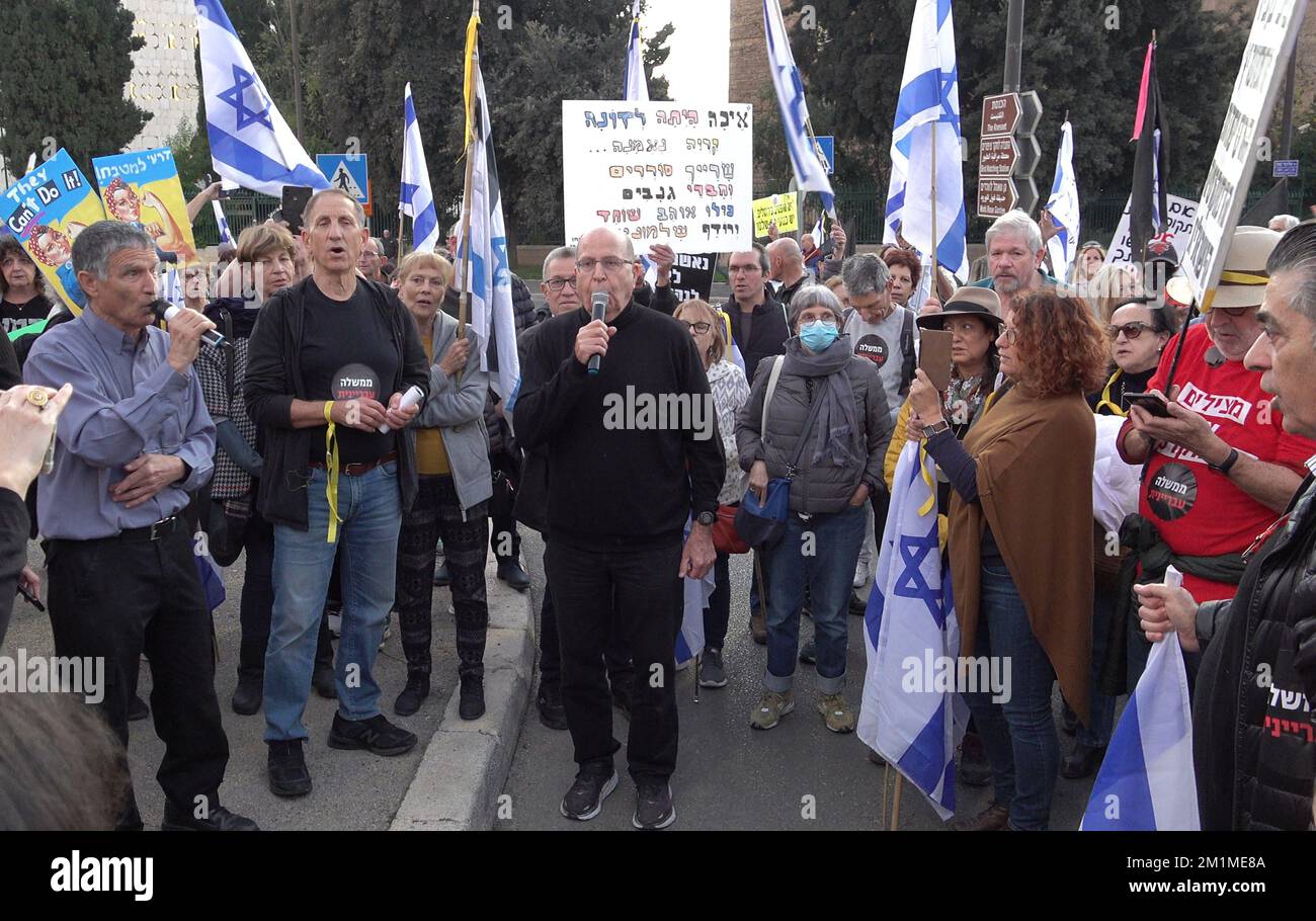 JÉRUSALEM, ISRAËL - DÉCEMBRE 12 : l'ancien ministre de la Défense israélien Moshe Yaalon (c) et d'autres militants de gauche chantent l'hymne national israélien lors d'une manifestation contre la nouvelle coalition gouvernementale négociée par Benjamin Netanyahu devant le Parlement israélien. Crédit : Eddie Gerald/Alay Live News Banque D'Images
