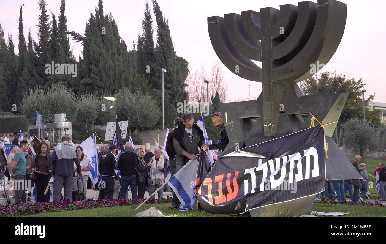 JÉRUSALEM, ISRAËL - 12 DÉCEMBRE : des militants de gauche pendent une bannière qui se lit comme « gouvernement criminel » lors d'une manifestation contre la nouvelle coalition gouvernementale négociée par Benjamin Netanyahu devant le Parlement israélien. Crédit : Eddie Gerald/Alay Live News Banque D'Images