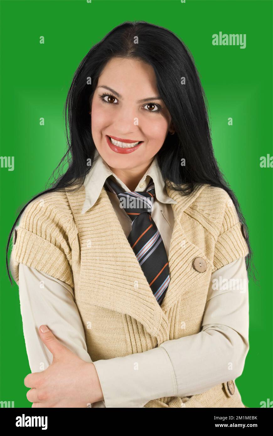 Belle femme d'affaires moderne dans un costume et d'un grand sourire standing with arms crossed Banque D'Images
