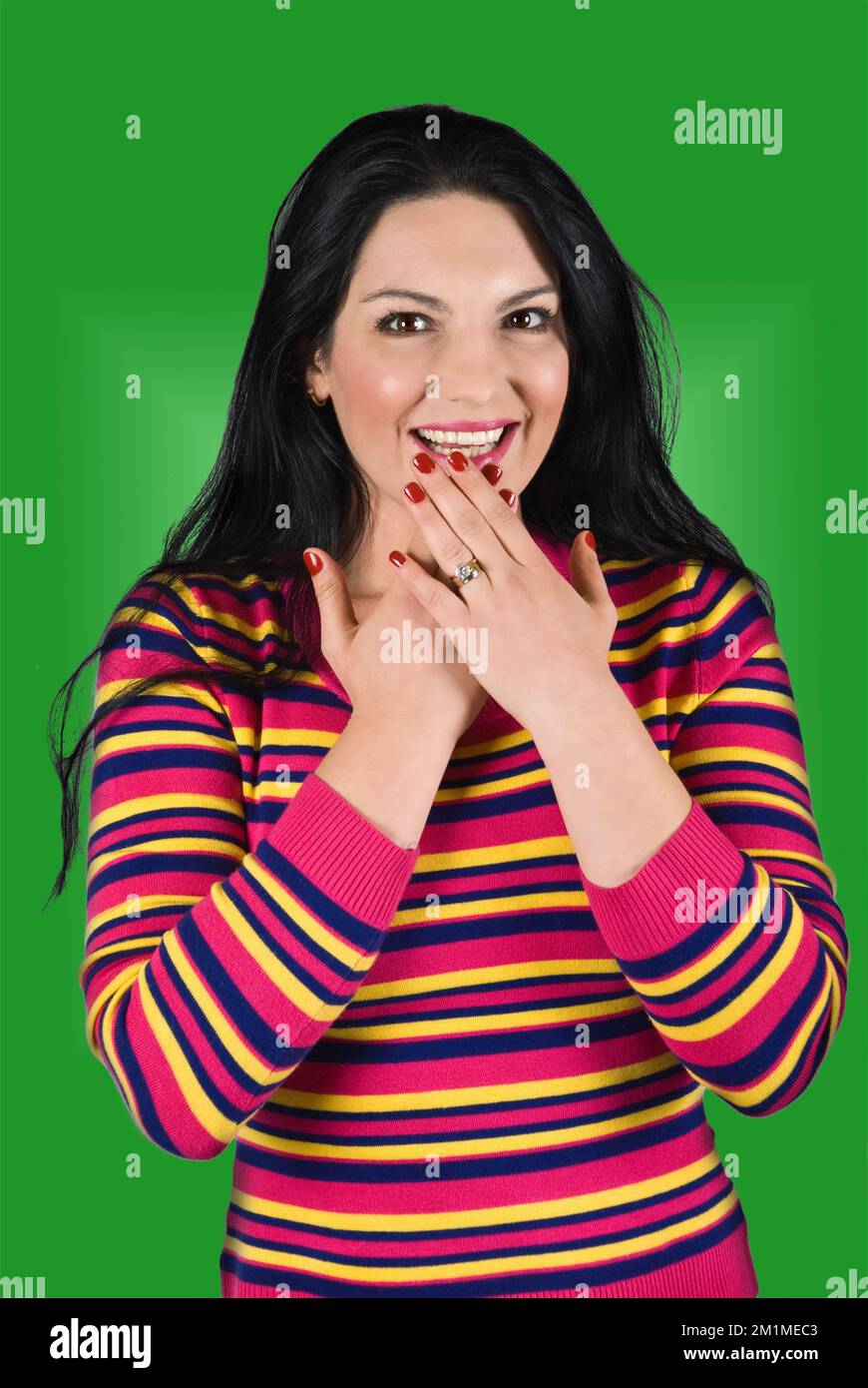 Beauty woman holding étonné ses mains près de la bouche isolé sur fond blanc Banque D'Images