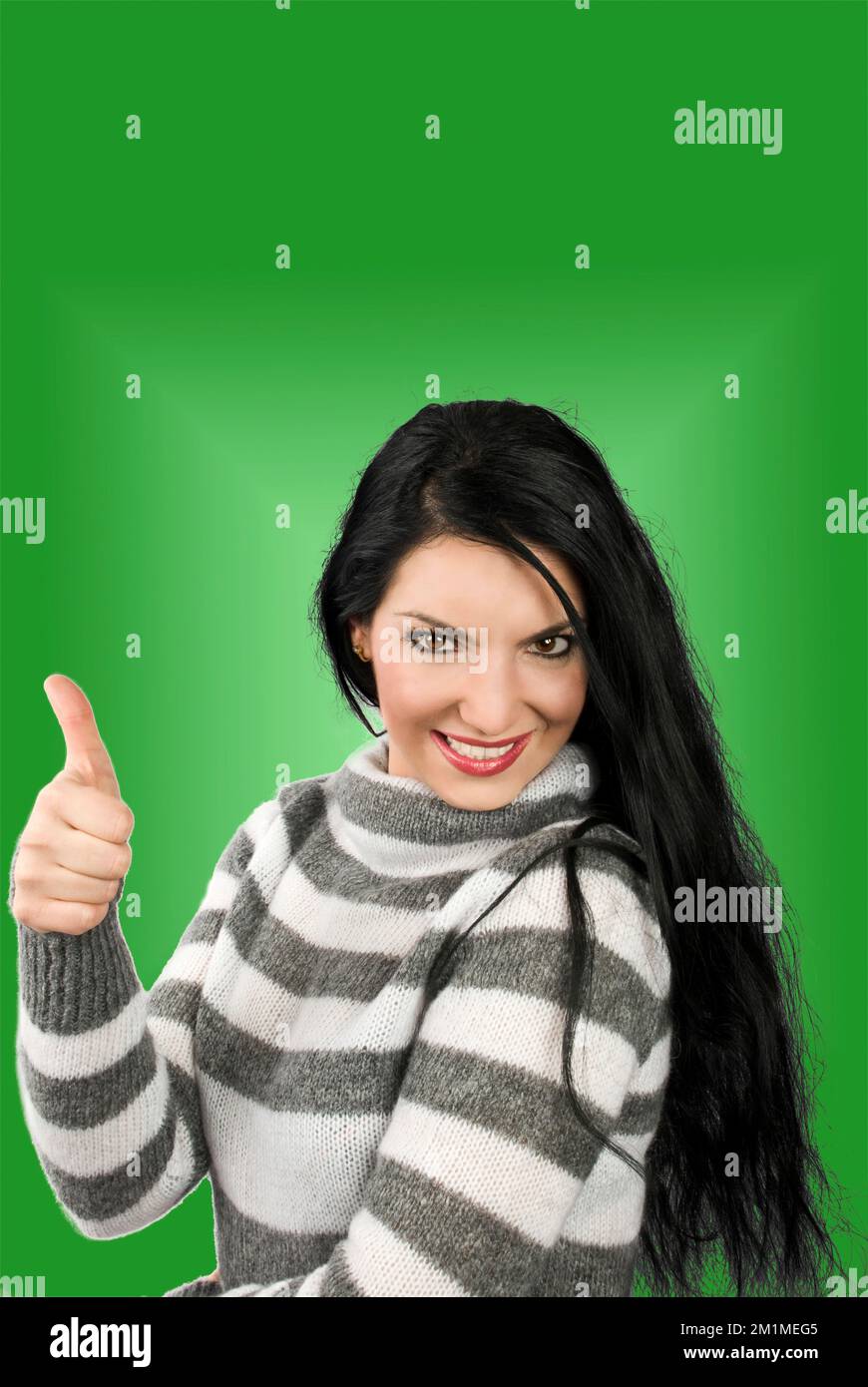 Jolie jeune femme heureuse avec pouce vers le haut exprimant le bonheur isolé sur fond blanc Banque D'Images