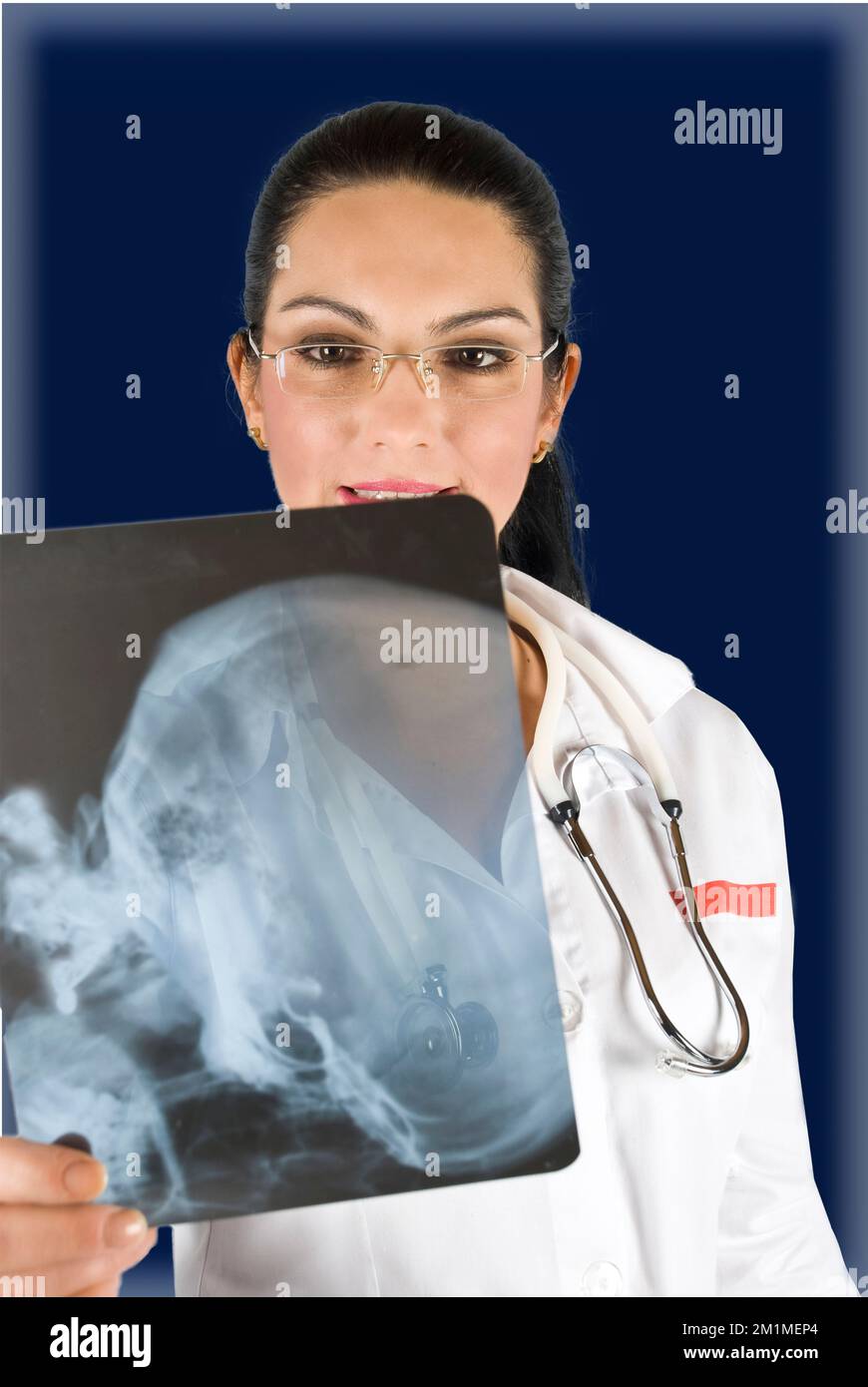 Smiling doctor analyser une tête x-ray et toutes les choses sont OK Banque D'Images