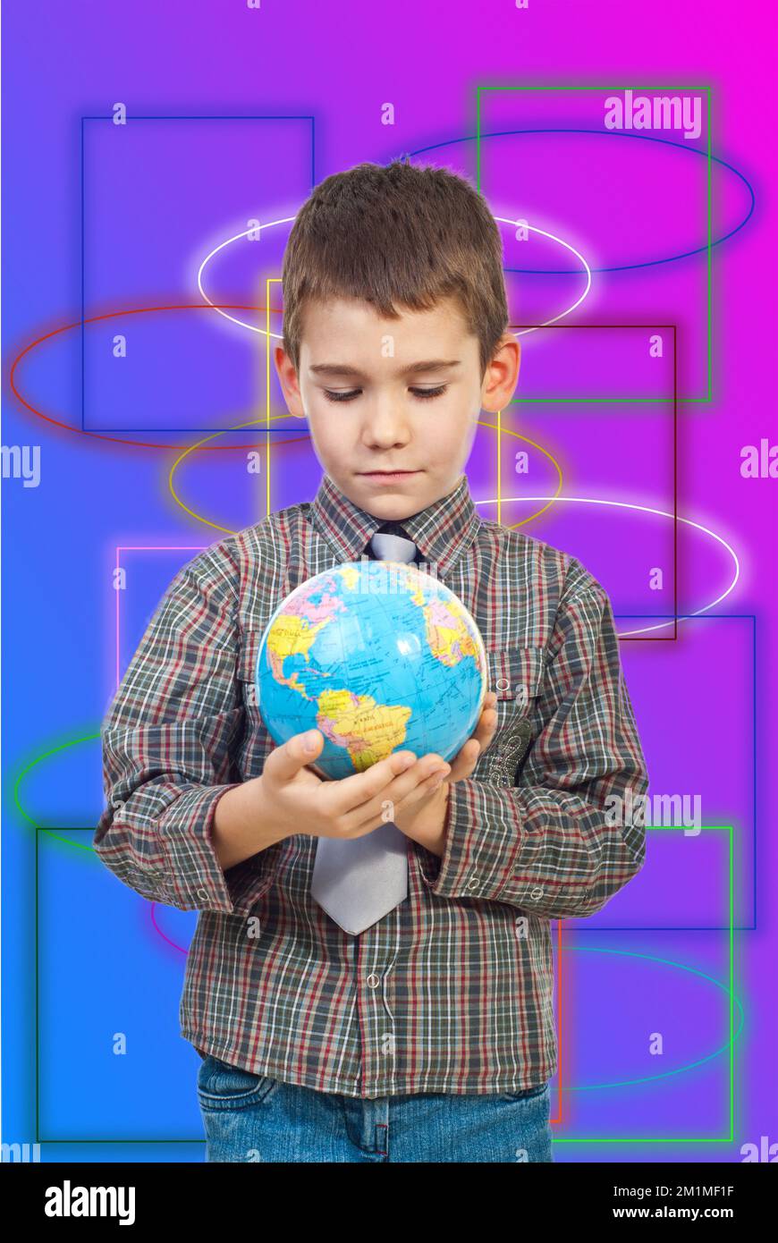 Preschool boy holding a globe et à la recherche à l'objet isolé sur fond blanc Banque D'Images