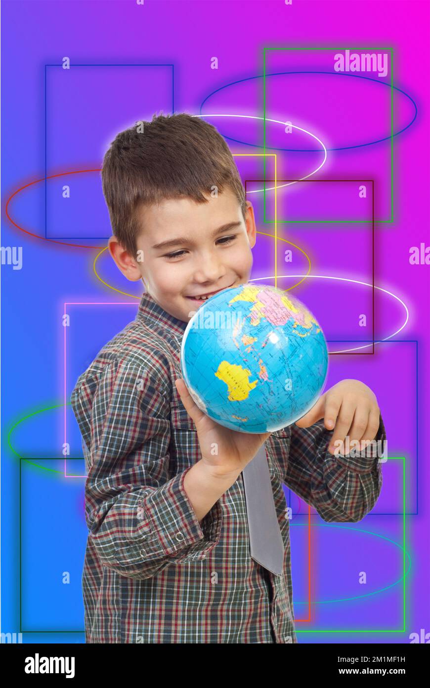 Rire preschool boy playing with a globe isolé sur fond blanc Banque D'Images