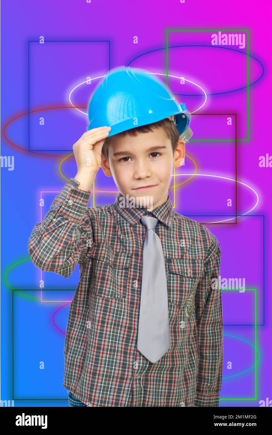 Cute kid futur architecte holding blue casque isolé sur fond blanc Banque D'Images