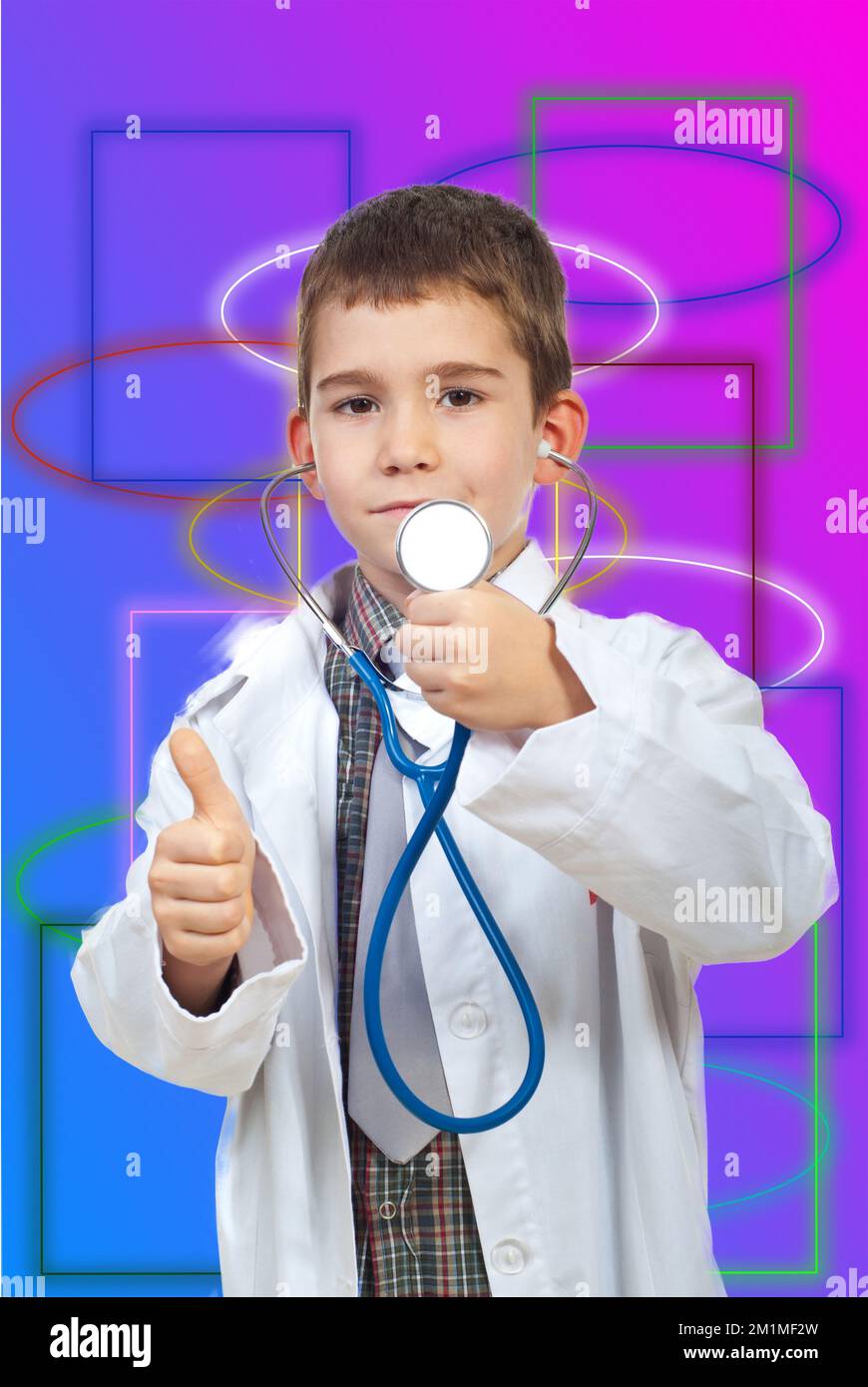 Futur docteur garçon réussi montrant le stéthoscope et donnant des pouces upo isolés sur fond blanc Banque D'Images