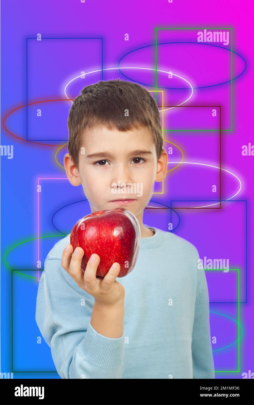 Garçon d'âge préscolaire avoir une grosse pomme rouge isolé sur fond blanc Banque D'Images