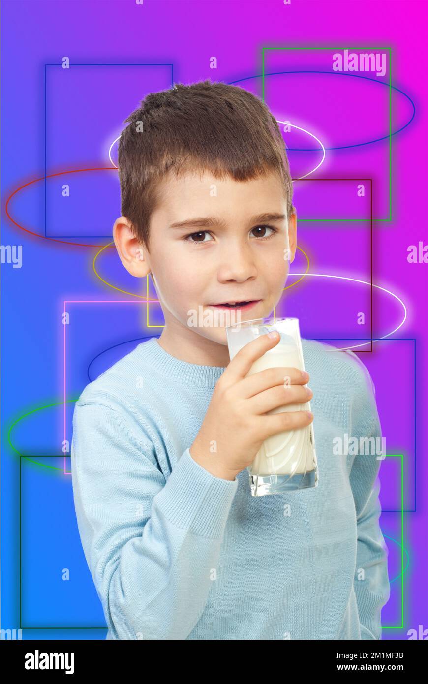 Garçon d'âge préscolaire tenant un verre avec du lait isolé sur fond blanc Banque D'Images