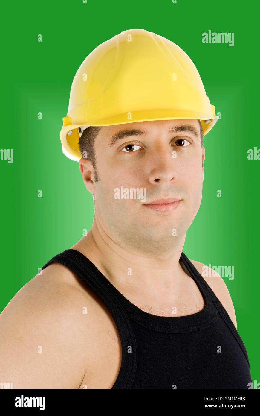 Portrait de jeune homme travailleur avec casque jaune isolé sur fond blanc Banque D'Images