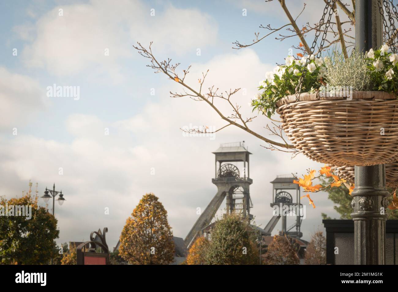 Paysage d'automne. Un mélange de décor moderne de rue avec la toile de fond des mines de charbon abandonnées au loin. Copier l'espace Banque D'Images