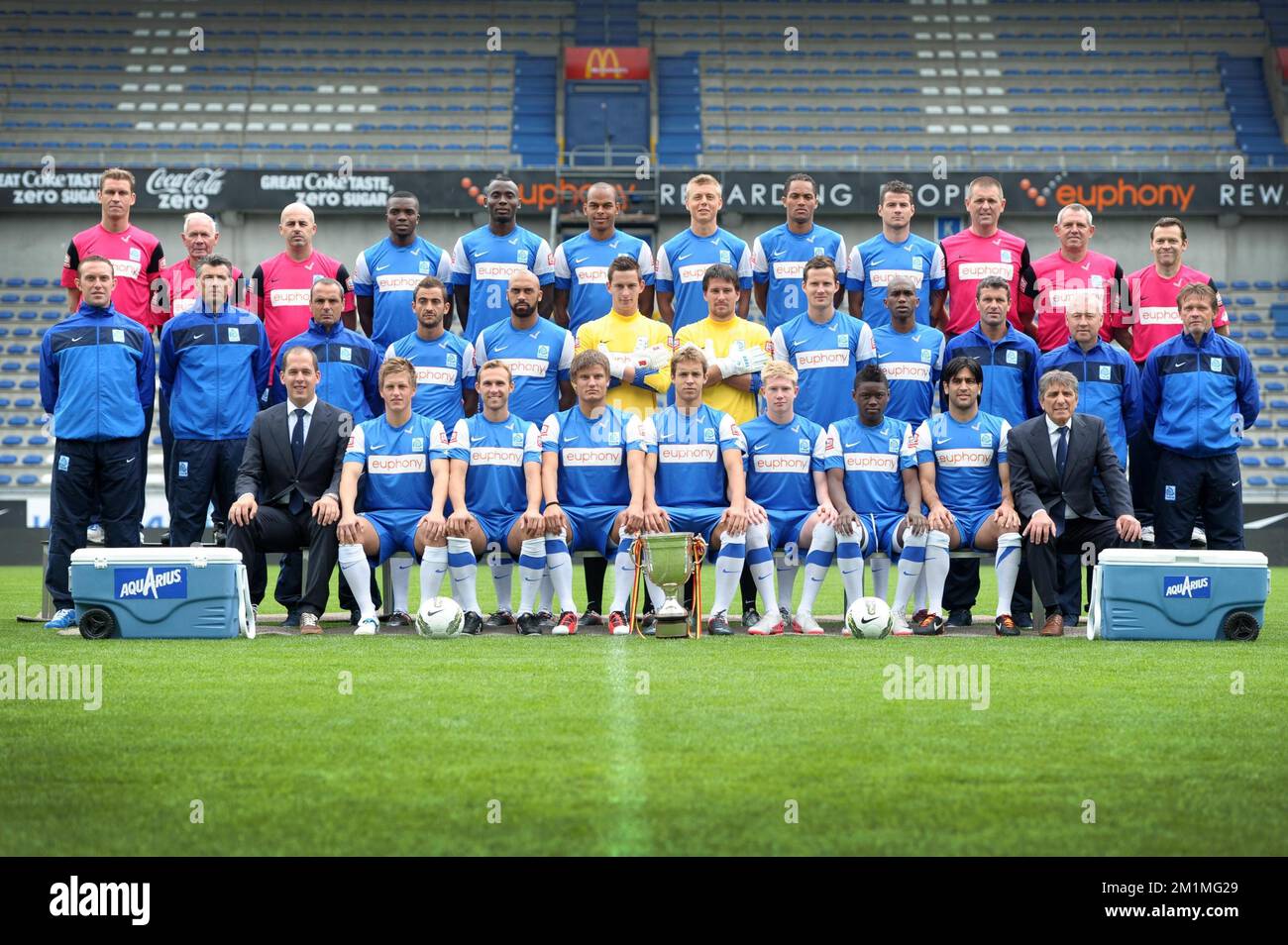 20110718 - GENK, BELGIQUE: TOP: , Genk's Bjorn Poels, Genk's Jean Conen, Genk's Alain Vanderlinden, Ndabashinze Dugary de Genk, Kennedy Mwanganga de Genk, Marvin Ogunjimi de Genk, Torben Joneleit de Genk, Jose Nadson Ferreira de Genk, Daniel Pudil de Genk, Gert Vandeurzen de Genk, Kine Danny Kaes de Genk, Carl Cardeels de Genk MOYEN : , L'entraîneur physique de Genk Bart Caubergh, l'entraîneur de gardien de Genk Guy Martens, l'entraîneur assistant de Genk Domenico Olivieri, Fabien Camus de Genk, Anthony Vanden Borre de Genk, le gardien de but de Genk Gilles Lentz, le gardien de but de Genk Laszlo Koteles, Daniel Tozser de Genk, celui de Genk Banque D'Images