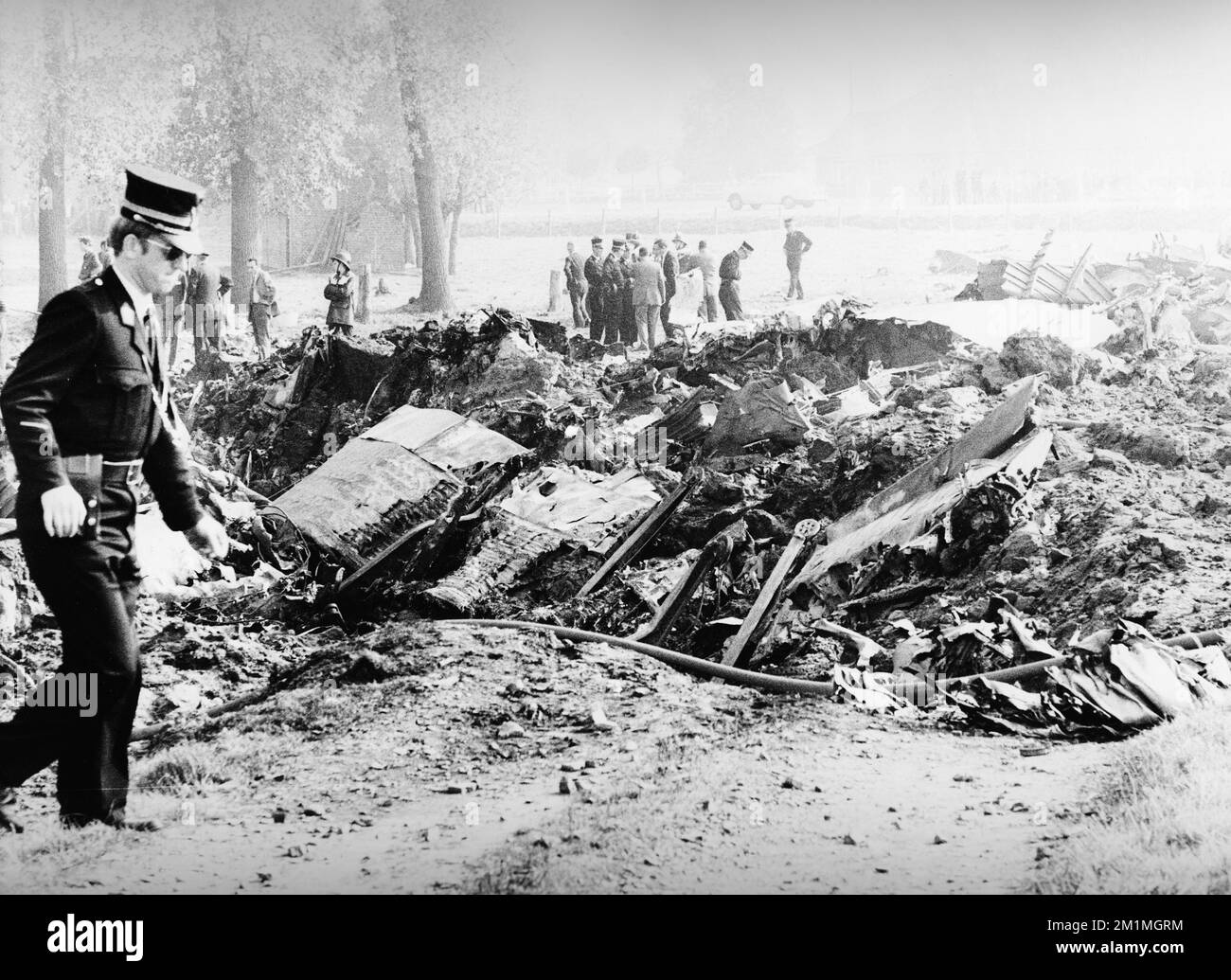 19711002 - TIELT, BELGIQUE : (DOSSIER) cette photo de dossier datée du 2 octobre 1971 montre la police et les sauveteurs qui tentent de trouver des victimes de l'épave du turbopropulseur britannique Vanguard qui s'est écrasé dans un champ d'Aarsele - Tielt (près de Gand) sur 2 octobre 1971. L'avion British European Airways (BEA) transportait 63 personnes sur un vol entre Londres et Salzbourg (Autriche). 38 personnes sont mortes dans la tragédie. ARCHIVES PHOTOS DE BELGA Banque D'Images