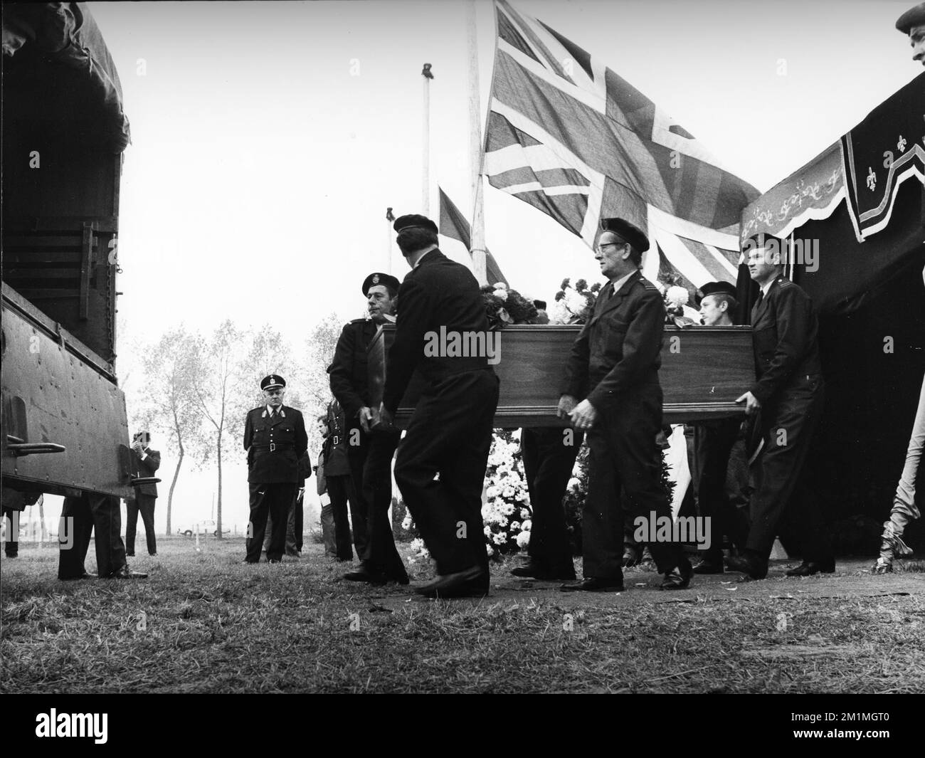 19711011 - AARSELE, BELGIQUE : (FICHIER) cette photo de fichier datée du 11 octobre 1971 montre les personnes assistant aux funérailles des victimes de l'avion britannique Vanguard turboprop qui s'est écrasé dans un champ d'Aarsele - Tielt (près de Gand) sur 2 octobre 1971. L'avion British European Airways (BEA) transportait 63 personnes sur un vol entre Londres et Salzbourg (Autriche). 38 personnes sont mortes dans la tragédie. ARCHIVES PHOTOS DE BELGA Banque D'Images
