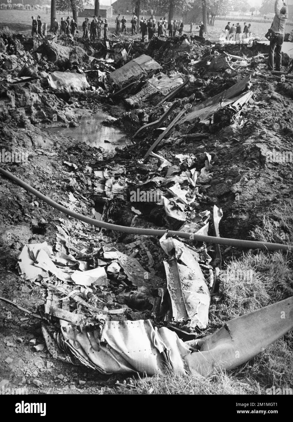 19711002 - TIELT, BELGIQUE : (DOSSIER) cette photo de dossier datée du 2 octobre 1971 montre la police et les sauveteurs qui tentent de trouver des victimes de l'épave du turbopropulseur britannique Vanguard qui s'est écrasé dans un champ d'Aarsele - Tielt (près de Gand) sur 2 octobre 1971. L'avion British European Airways (BEA) transportait 63 personnes sur un vol entre Londres et Salzbourg (Autriche). 38 personnes sont mortes dans la tragédie. ARCHIVES PHOTOS DE BELGA Banque D'Images